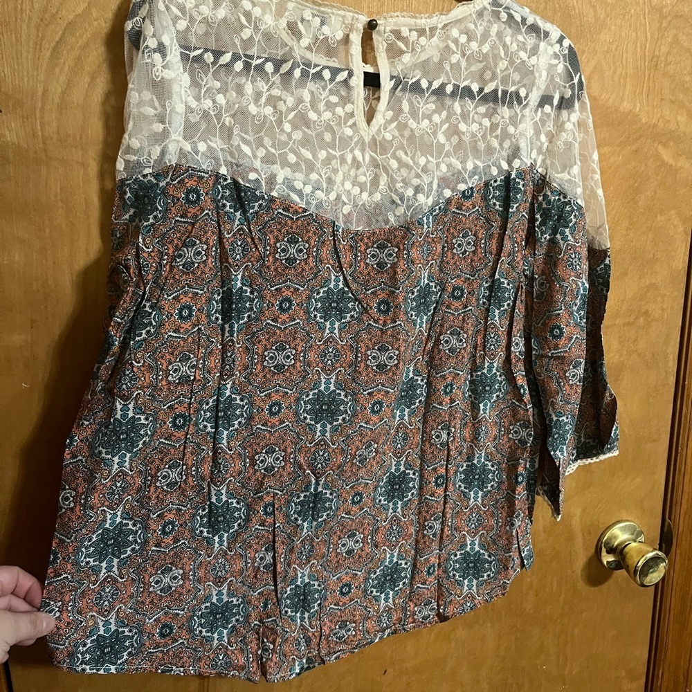 Women's Patterned Lace Top NWOT - Picture 8 of 12